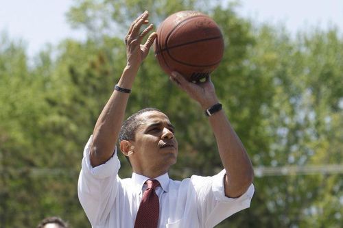 Ông Obama chơi bóng rổ để xoa dịu căng thẳng trong ngày bầu cử