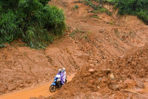 Sơ tán hàng nghìn người khỏi vùng sạt lở