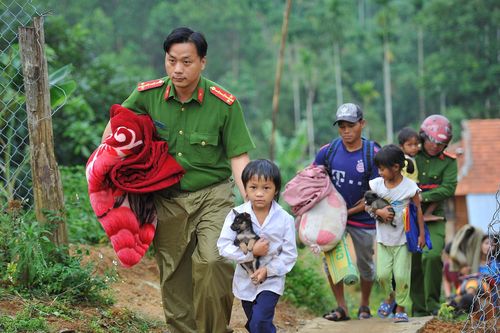Di dời người dân tránh bão số 10