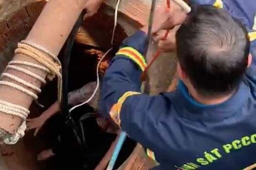 Giải cứu người phụ nữ rơi xuống giếng