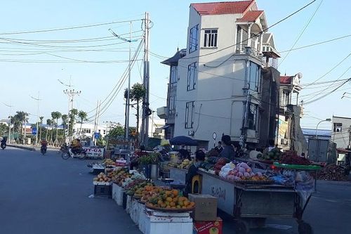 Lòng đường biến thành nơi họp chợ