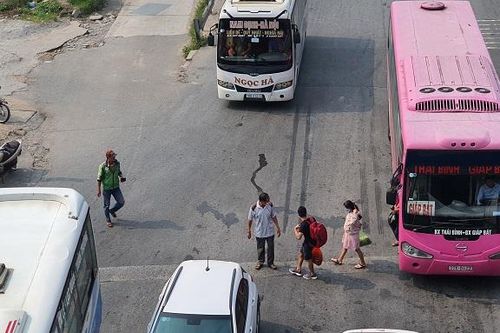 Hà Nội: Xử lý hơn 1.400 trường hợp xe khách, xe taxi dừng đỗ, đón khách sai quy định