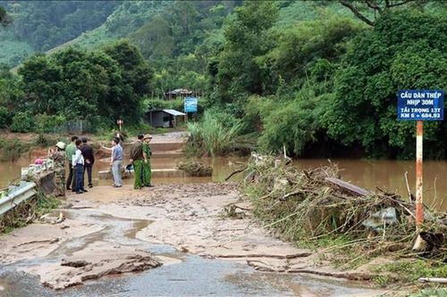 Điều dầm cầu thép di động khắc phục cầu bị lũ cuốn ở Kon Tum
