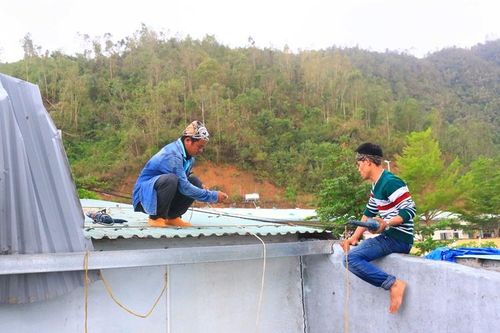 Sửa mái tôn miễn phí giúp người khó khăn sau bão