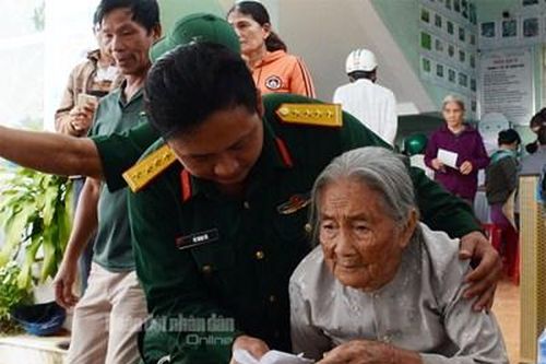 Bác sĩ quân y chăm sóc sức khỏe người dân Quảng Ngãi sau lũ