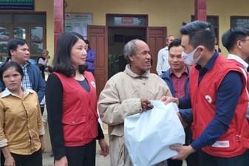 Hội Chữ thập đỏ Việt Nam cứu trợ người dân vùng lũ Nghệ An