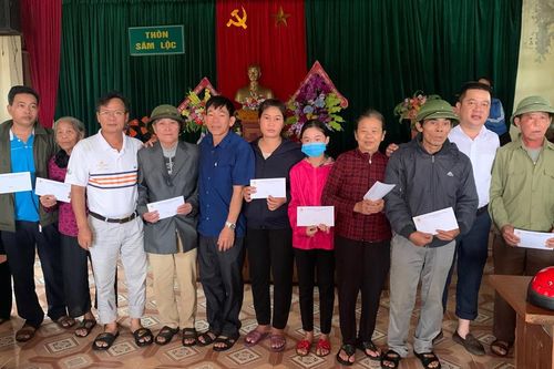 Hội Doanh nhân Nghệ - Tĩnh mở rộng tại Đà Nẵng trao hơn 400 triệu đồng cho bà con vùng lũ quê nhà