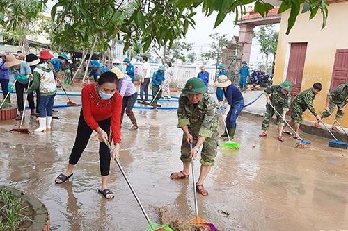 'Chạy đua' dọn dẹp trường lớp sau lũ