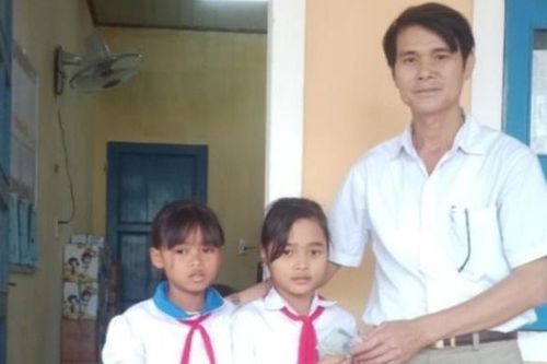 Hai học sinh lớp 5 trả lại tiền tìm thấy trong đồ cứu trơ