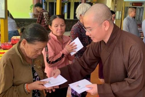 Hỗ trợ người dân khắc phục bão, lũ