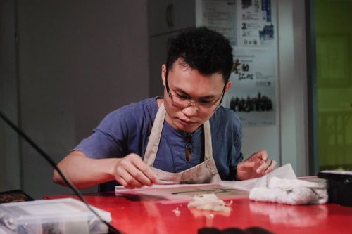 Chàng trai đam mê với bảo tồn và phục chế tư liệu cổ