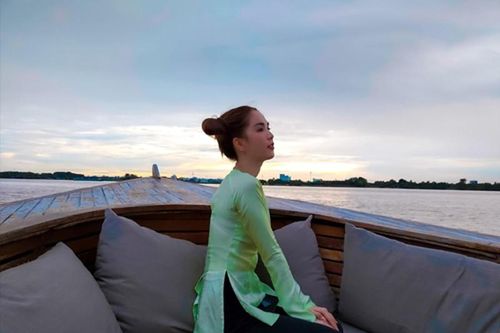 Ngọc Trinh mặc áo bà ba, vòng một chỉ chực nứt cúc 'xổ' ra