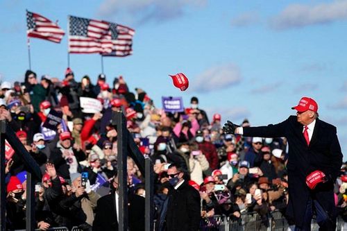 Nhìn lại ngày tranh cử cuối bận rộn của ông Trump-Biden trước giờ 'G'
