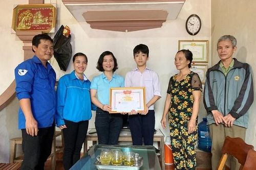 Hà Tĩnh: Trao tặng giấy khen nam sinh lớp 9 cứu 2 em nhỏ đuối nước