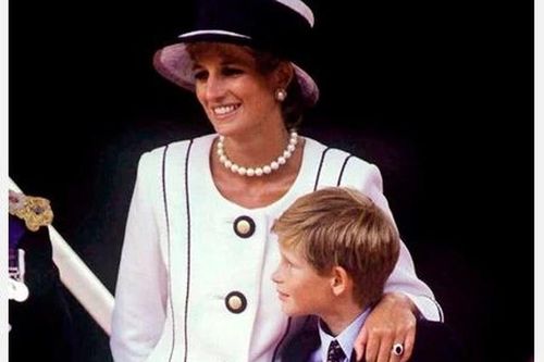 Những bức ảnh ngọt ngào nhất của Hoàng tử Harry và cố Công nương Diana