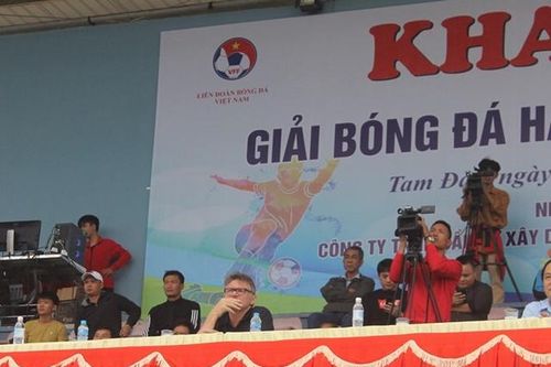 HLV U19 Việt Nam dự khán trận khai mạc giải bóng đá hạng Ba quốc gia 2020