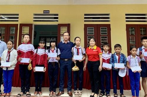 Văn phòng đại diện báo Pháp luật Việt Nam khu vực Bình Trị Thiên tặng quà cho học sinh vùng lũ