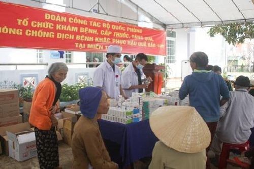 Bộ Quốc phòng khám bệnh, phát thuốc và tặng quà cho người dân tỉnh Quảng Ngãi