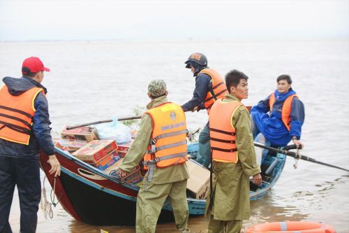 Người rẽ sóng lũ chuyển đồ giúp dân chống đói