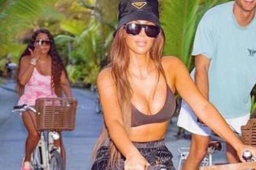 Kim 'siêu vòng ba' mặc bra đạp xe, khoe ngực đầy gợi cảm