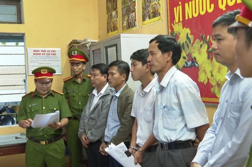 Nguyên chủ tịch phường và 4 nhân viên bị bắt vì 'làm bừa'