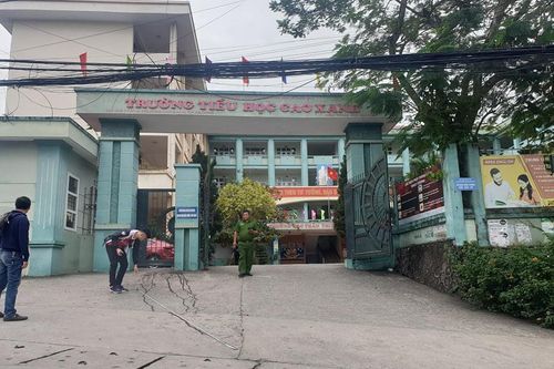 Hai phụ huynh ẩu đả trước cổng trường, một người bị đâm gục