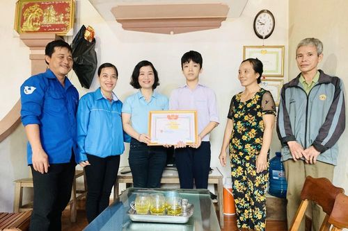 Nam sinh lớp 9 dũng cảm cứu hai bạn học sinh bị rơi xuống dòng nước lũ