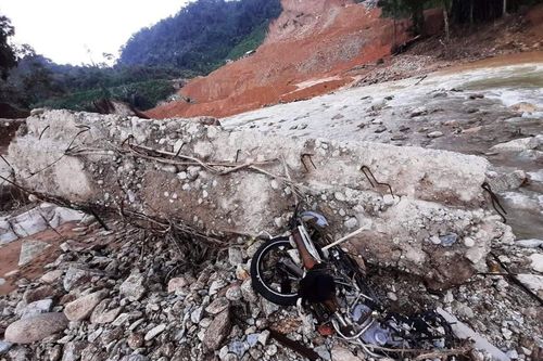 Chia từng lô hiện trường để tìm kiếm 12 nạn nhân mất tích tại Rào Trăng 3