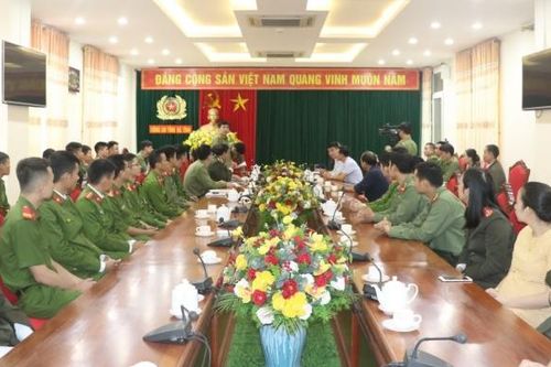Công ty CP Truyền thông Thời Mới trao quà cho CBCS bị thiệt hại trong lũ lụt