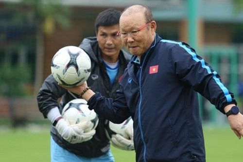 Cầu thủ U22 mệt lả với loạt bóng ném 'nhanh như điện' của HLV Park