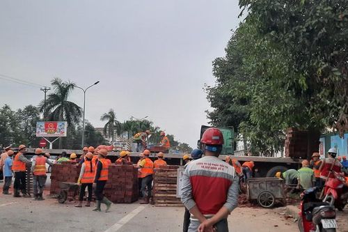 Xe đầu kéo chở gạch lật nghiêng giữa Thành phố Vinh, giao thông ách tắc