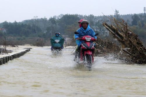 Quảng Ngãi: Người dân liều mình vượt bờ tràn khi nước lũ đổ về