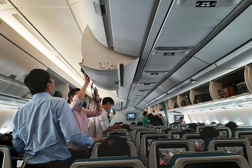 Khách bật lửa khi tàu bay chuẩn bị cất cánh bị phạt 2 triệu đồng