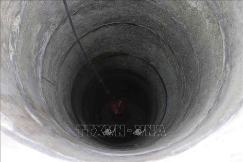 Cứu sống một phụ nữ rơi xuống giếng sâu 25 m