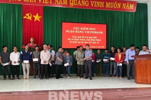 Trao quà cho ngư dân bị ảnh hưởng bởi bão số 9