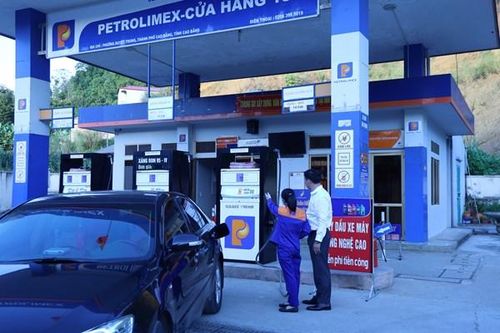 'Cõng' xăng dầu lên miền biên viễn : 'Gian khổ phần ai'