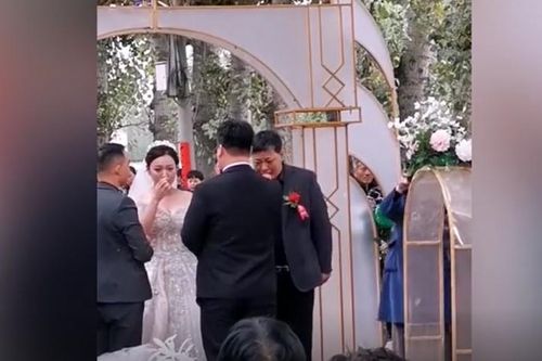 Bố vợ khóc nức nở, khom lưng cúi người trước mặt con rể, thái độ của chú rể trong đám cưới gây tranh cãi