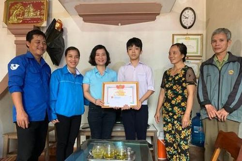 Biểu dương, trao giấy khen cho nam sinh lớp 9 cứu sống 2 bạn bị dòng nước cuốn trôi