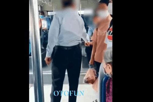 Khó chịu vì hành khách 'chân thối còn tháo giày', tài xế xe buýt lớn tiếng đuổi khách thẳng thừng