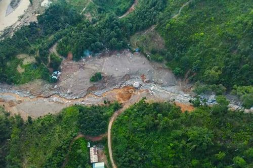 Liên tiếp xảy ra sạt lở ở miền Trung trong tháng 10