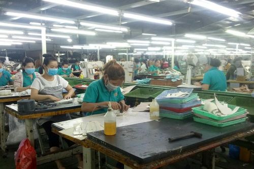 Đơn hàng khởi sắc trở lại, doanh nghiệp da giày chưa hết lo