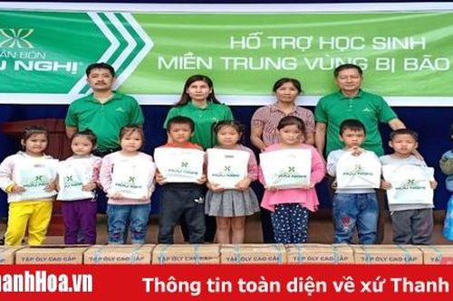 Công ty liên doanh phân bón Hữu Nghị trao 6.000 cuốn vở cho học sinh vùng lũ