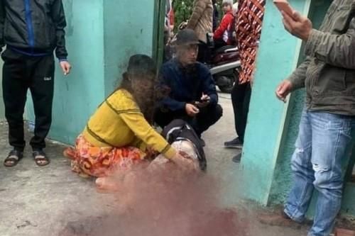 Hiện trường kinh hoàng vụ người đàn ông rút dao đâm gục 1 phụ huynh ở cổng trường cấp 1 Cao Xanh