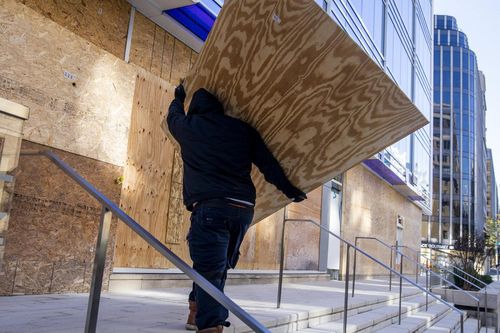 Hàng quán tại Mỹ gấp rút che chắn đề phòng biểu tình hậu bầu cử tổng thống