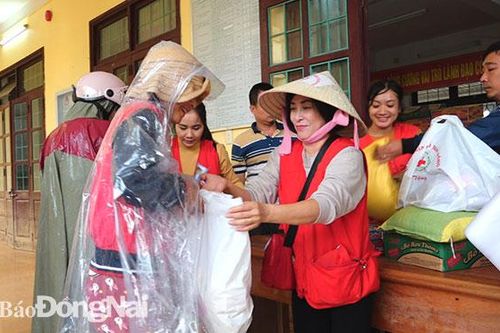 Đoàn Hội Chữ thập đỏ Đồng Nai cứu trợ bão lũ tại tỉnh Quảng Bình