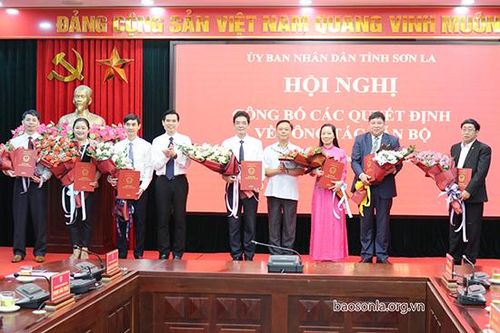 UBND tỉnh tổ chức Hội nghị công bố các quyết định về công tác cán bộ