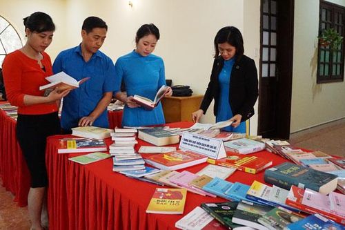 Tiếp tục quan tâm xây dựng đội ngũ cán bộ công đoàn và giai cấp công nhân