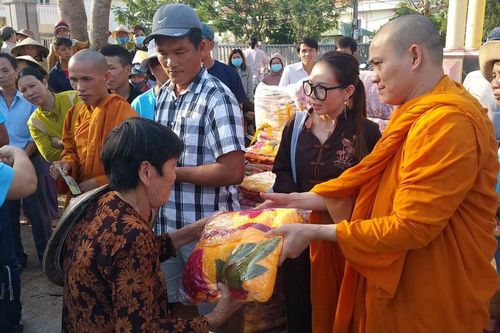 Chư Tăng Ni trao quà tại Quảng Ngãi