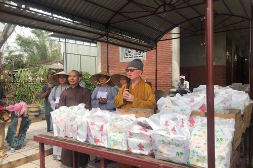 Các đoàn tiếp tục chia sẻ đến đồng bào miền Trung