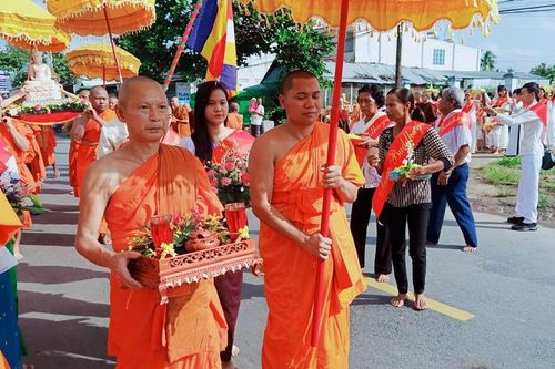 Chùa Hạnh Phúc Tăng cung nghinh xá-lợi, dâng y Kathina